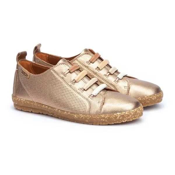 deportivos metalizados con cordones elásticos