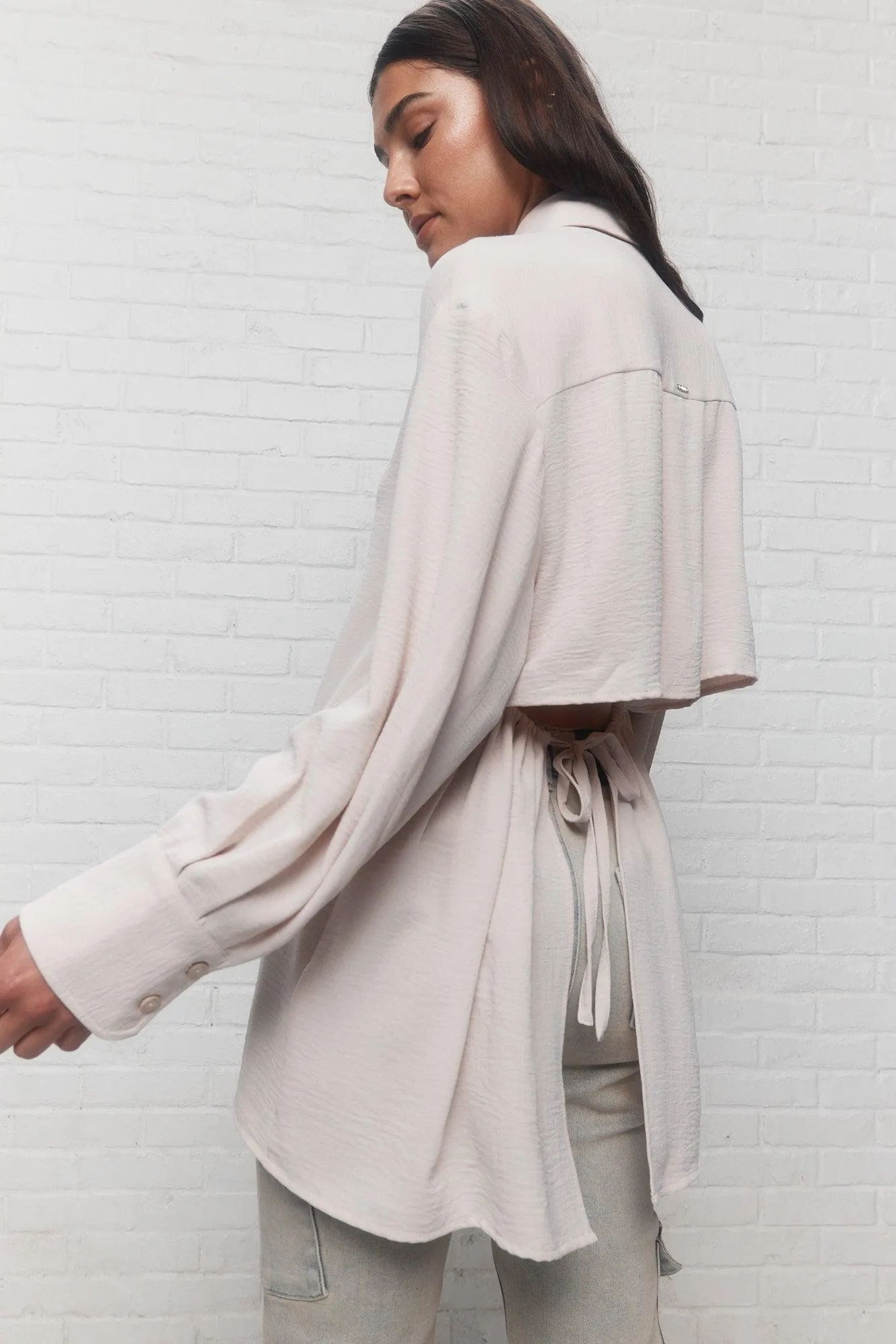 Delaney | Chemise beige ouverte au dos