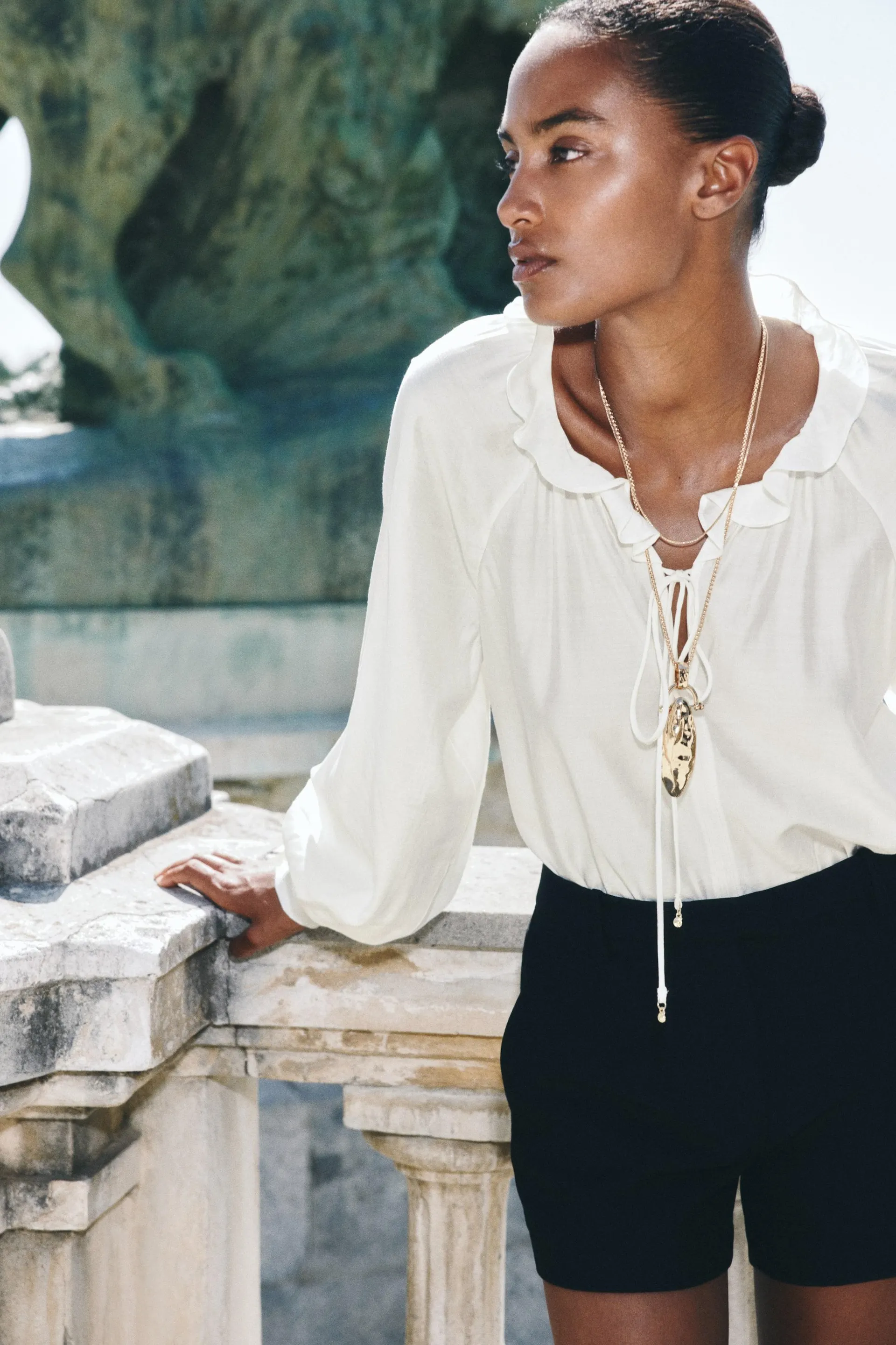 Blouse à col volanté