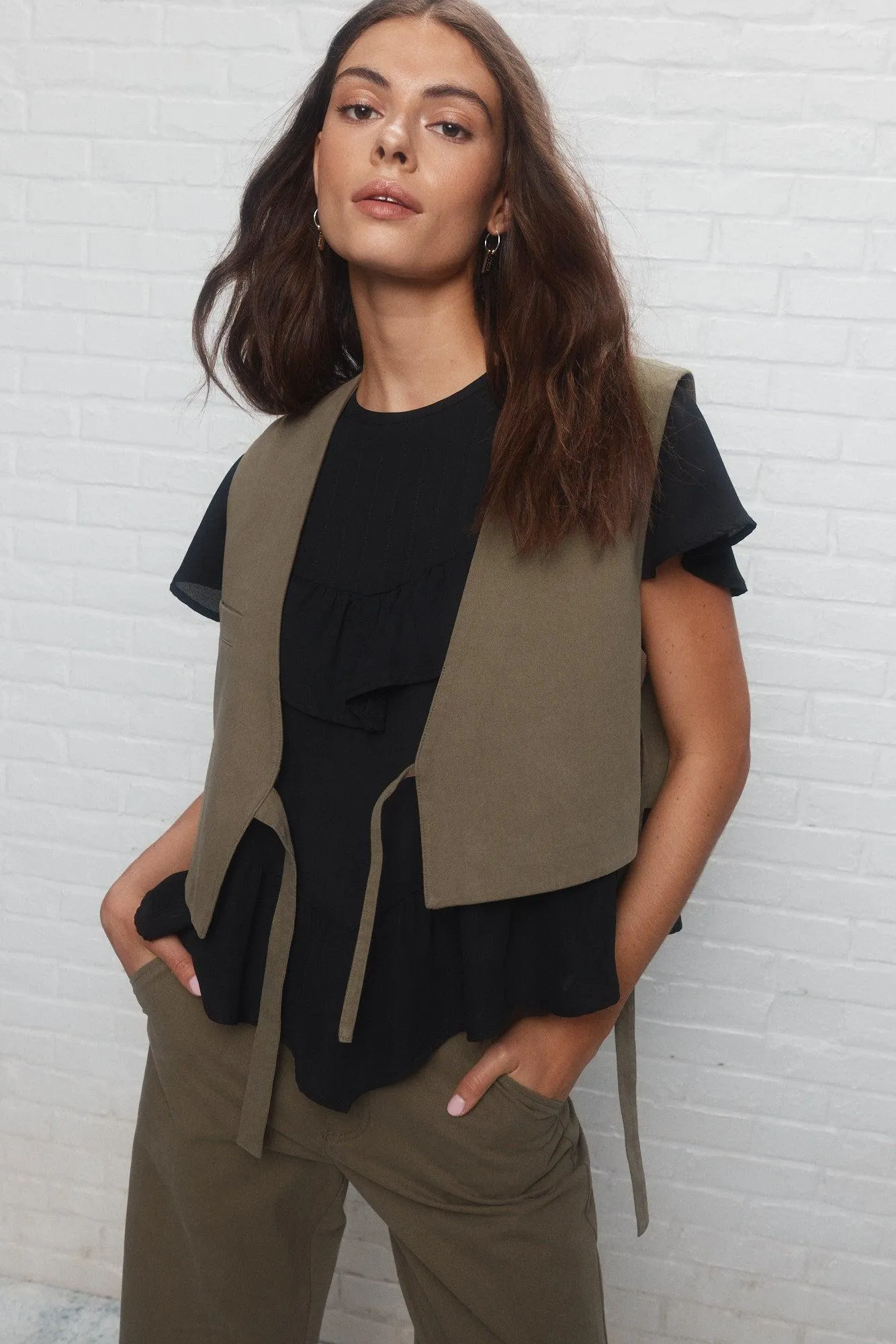 Gigi | La veste verte asymétrique sans manches