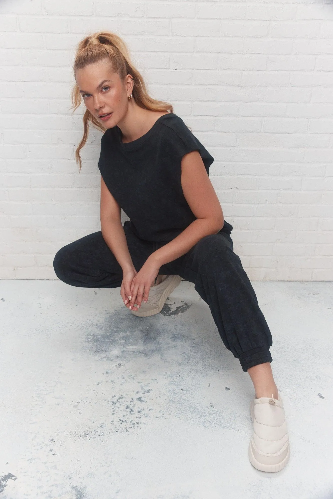 Chandail noir semi-ample encolure au dos dégagée | Stormey