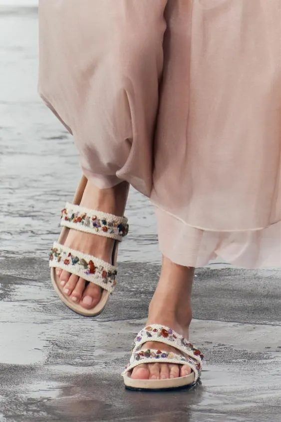 SANDALI BASSI CON FASCETTE