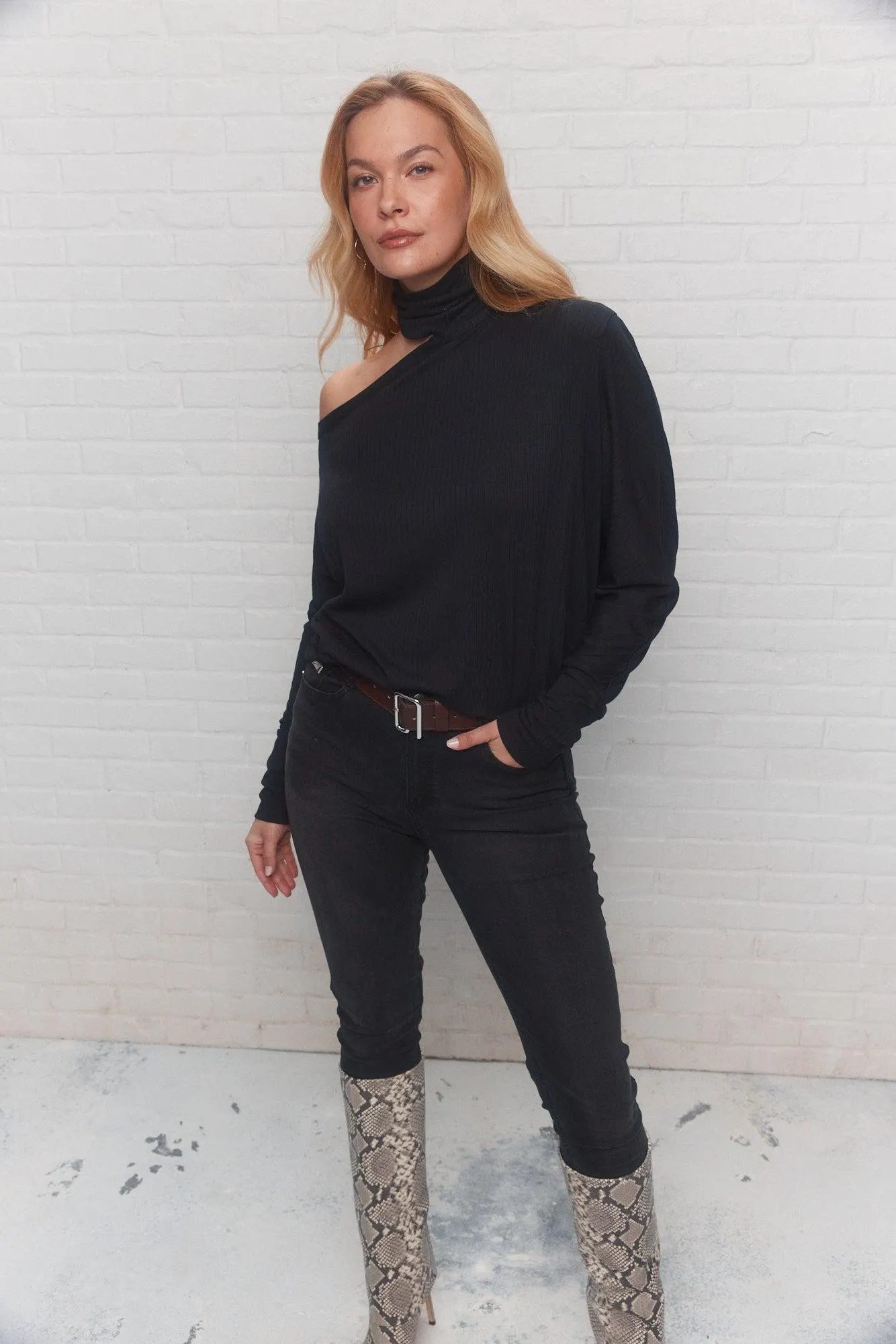 Chandail noir ouverture à l'épaule | Broome