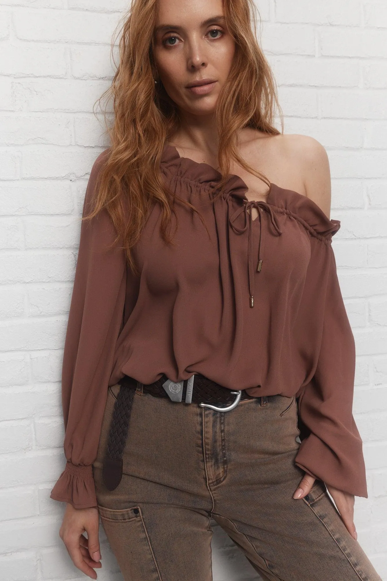 Basset | Ceinture brune tressée en suède synthétique