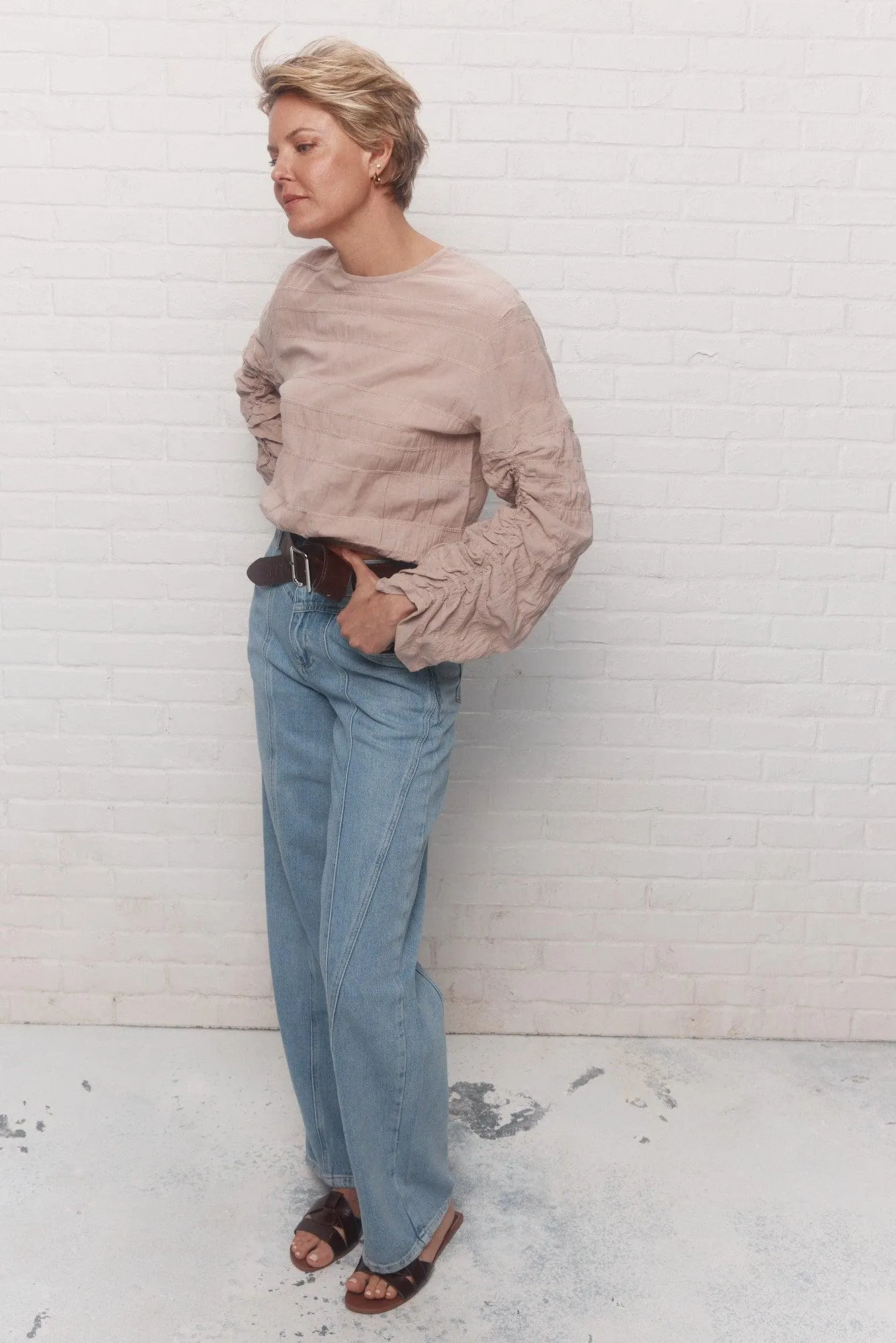 Chandail court beige rosé à manches bouffantes | Dolly