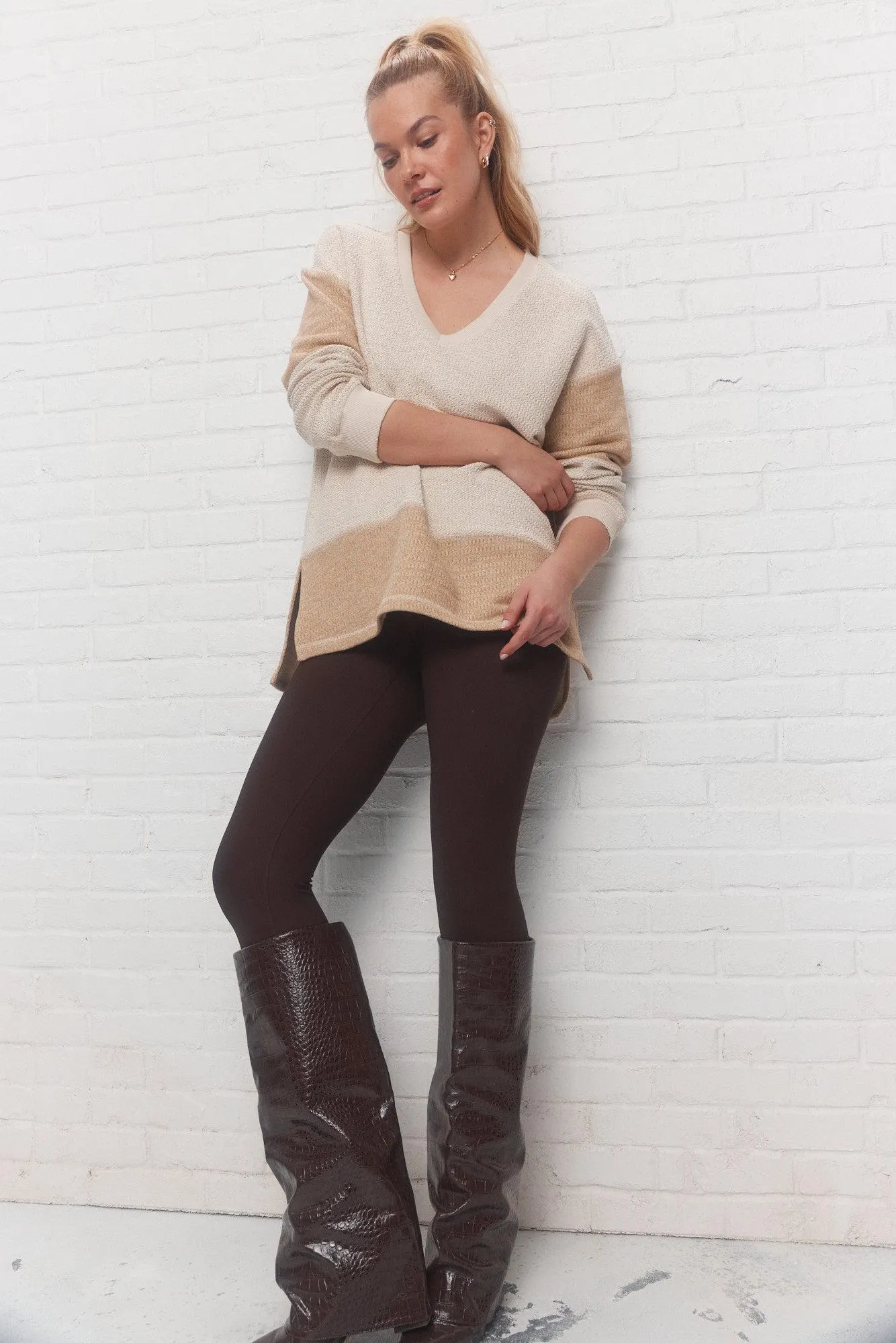 Chandail beige encolure en V | Zelan