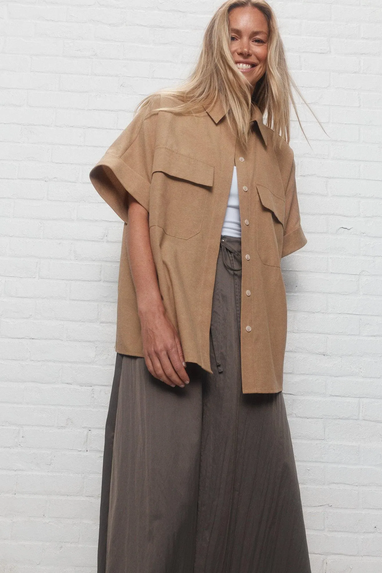 Everly | La chemise beige à manches courtes