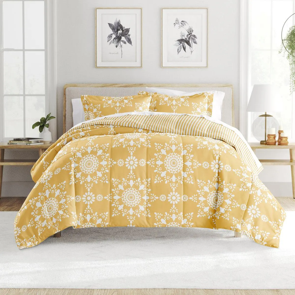 Daisy Medallion Reversible Down-Alternative Comforter