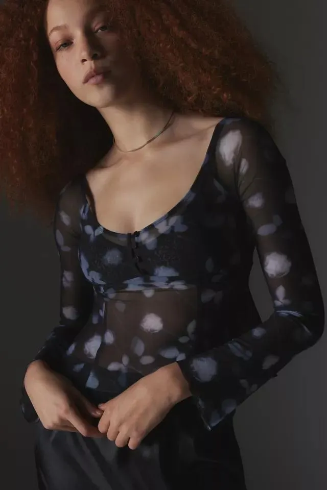 UO Daphne Cold-Shoulder Top