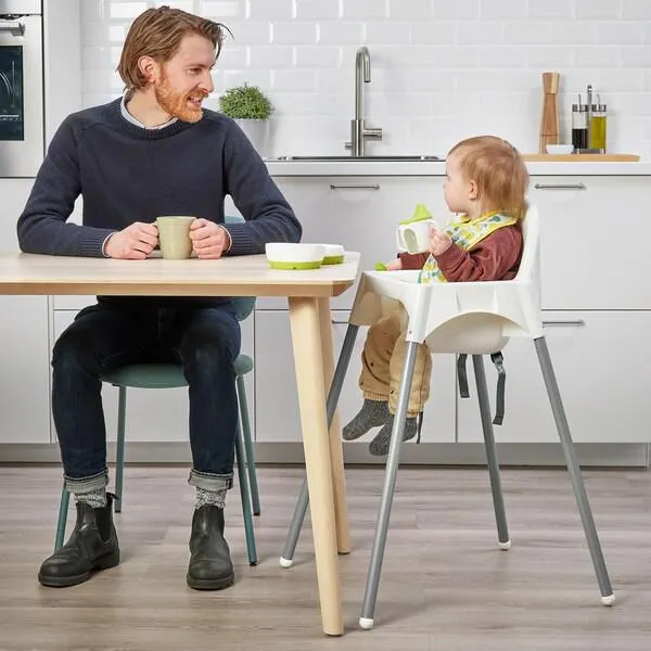 Kinderstuhl mit Sitzgurt, weiß/silberfarben