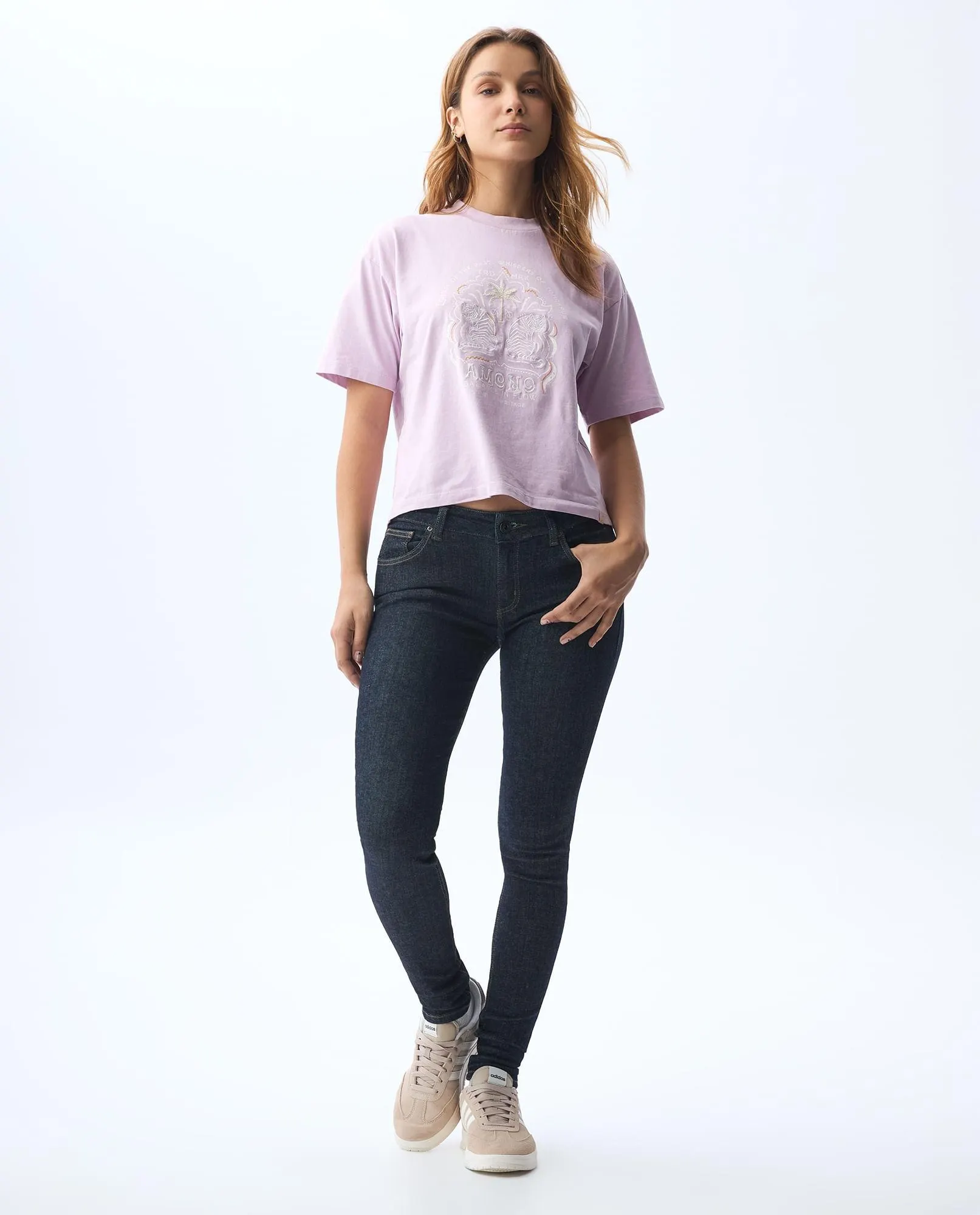 Camiseta con estampado y detalles bordados para mujer