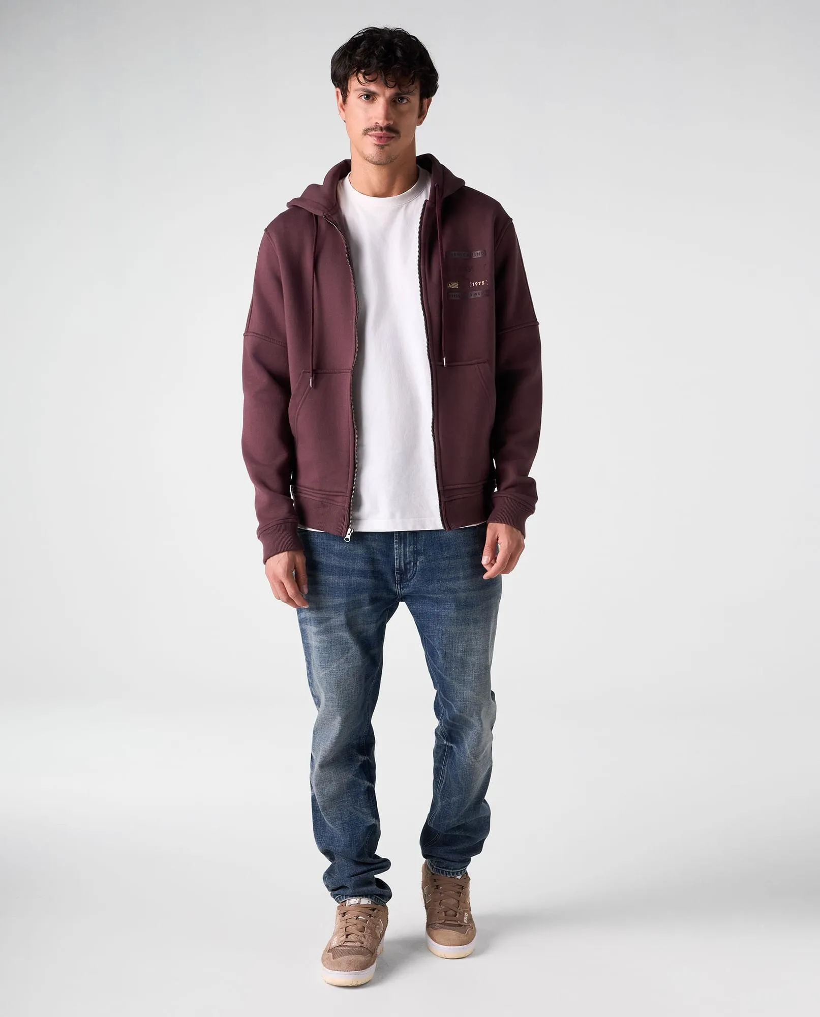 Jean Tapered tono medio para hombre