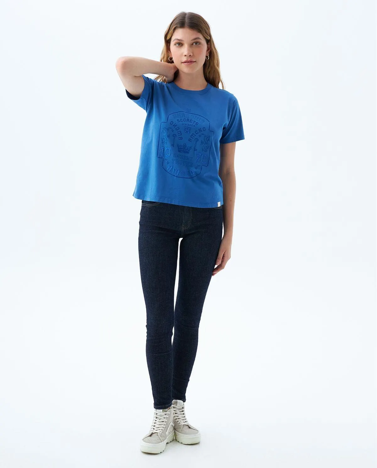 Camiseta con estampado y bordado frontal para mujer