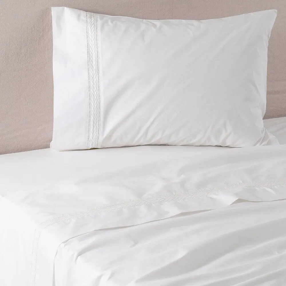 Sábana 200 Hilos Bordadas Espiga 1.5 Plazas Blanca