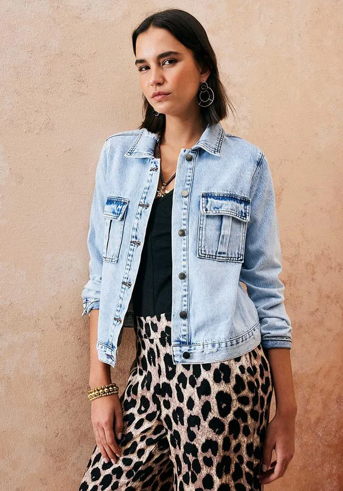 Chaqueta Tela Desgastada Y Corte Clásico