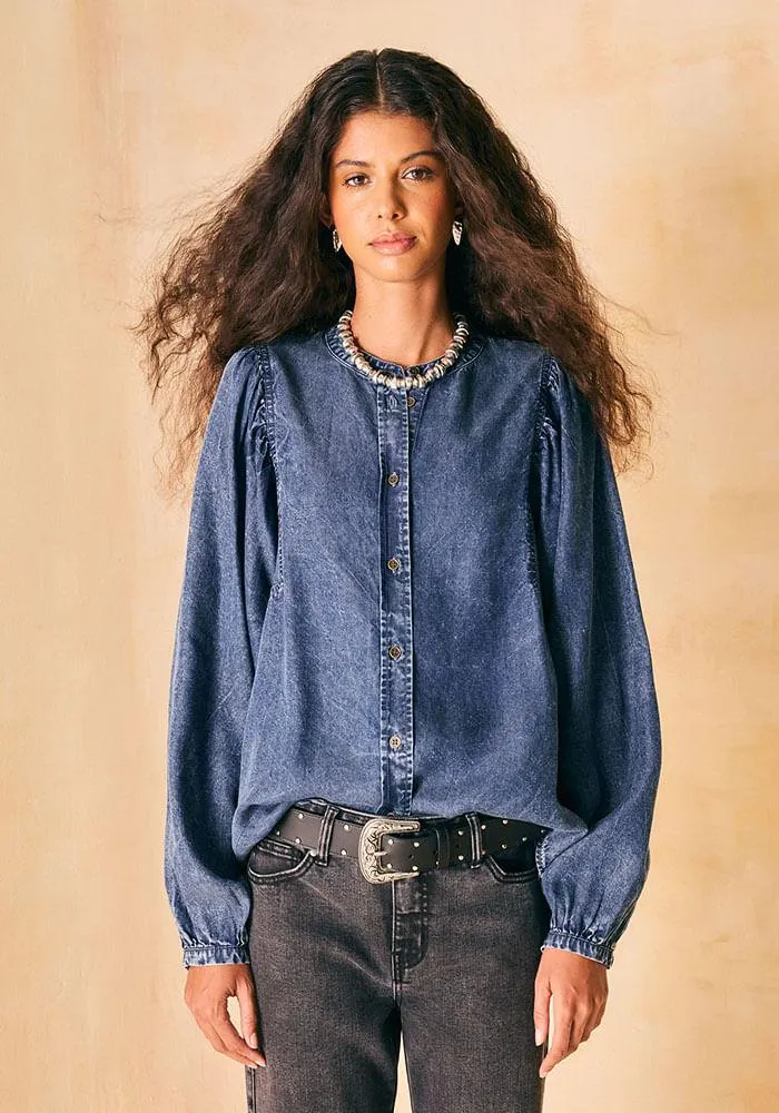 Blusa mangas aglobadas y botones metalicos