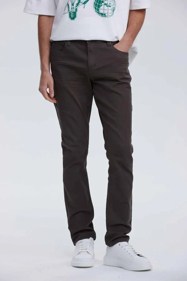 Jeans hombre slim color cafe