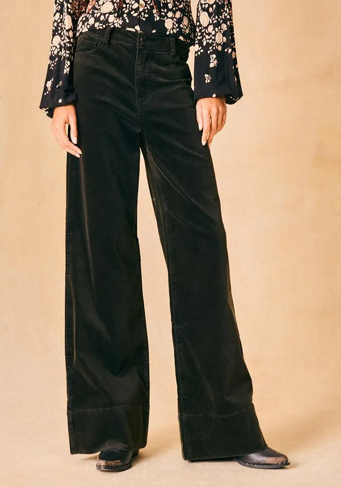 Pantalón prenda con proceso y textura aterciopelada