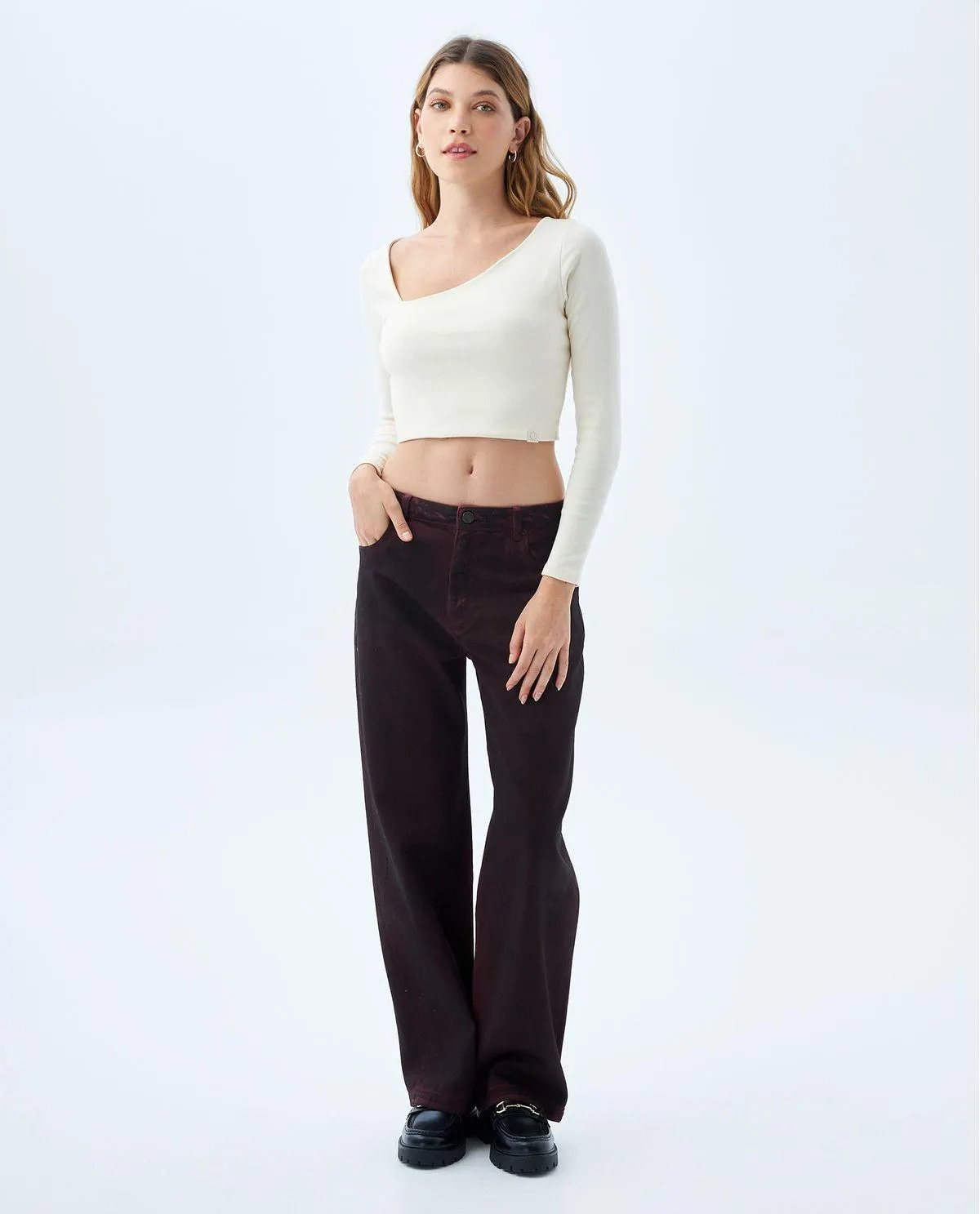 Crop top escote asimétrico para mujer