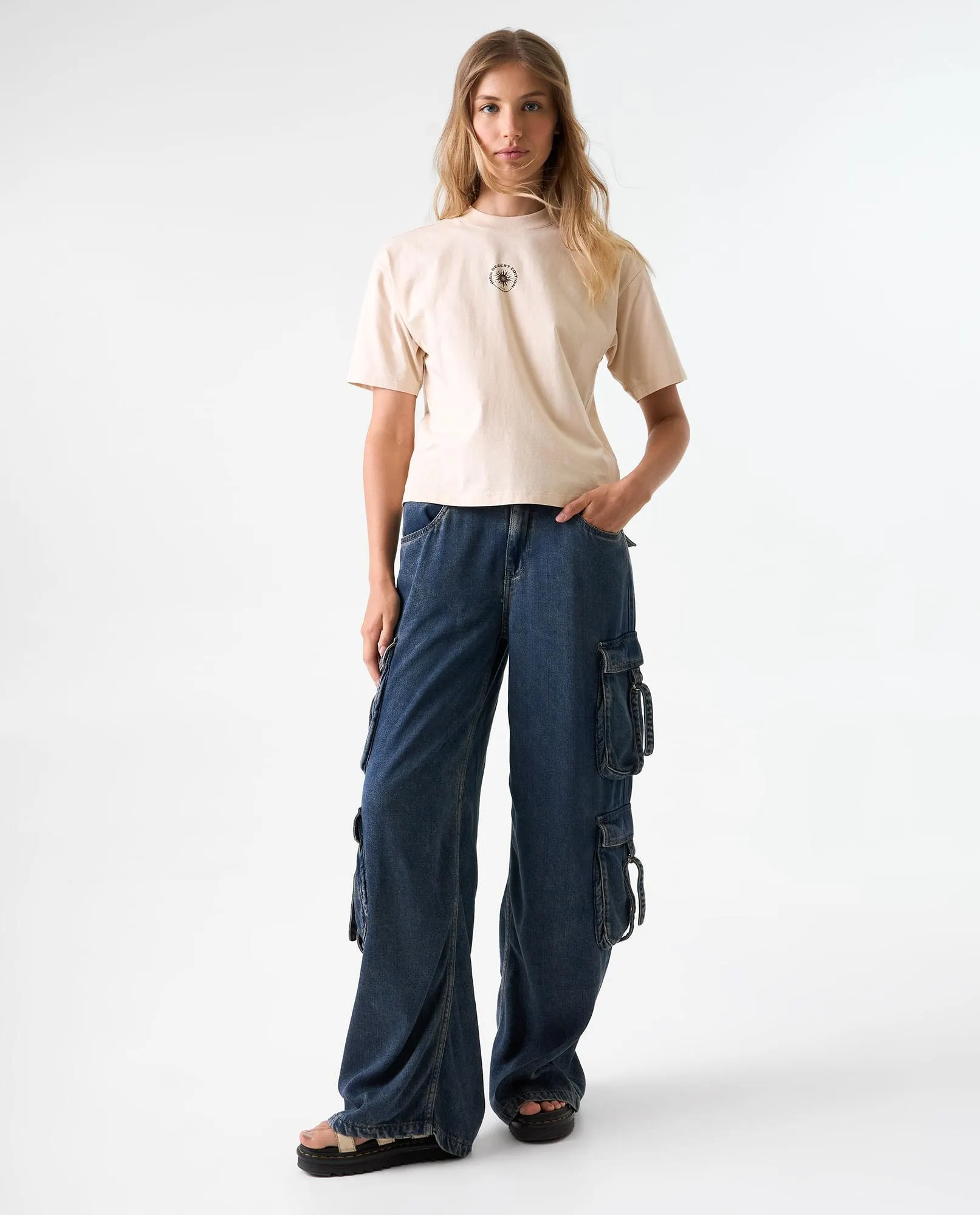 Camiseta cuello redondo con detalles bordados para mujer