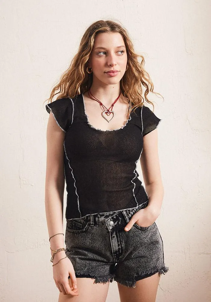 Polera mesh con costuras a la vista