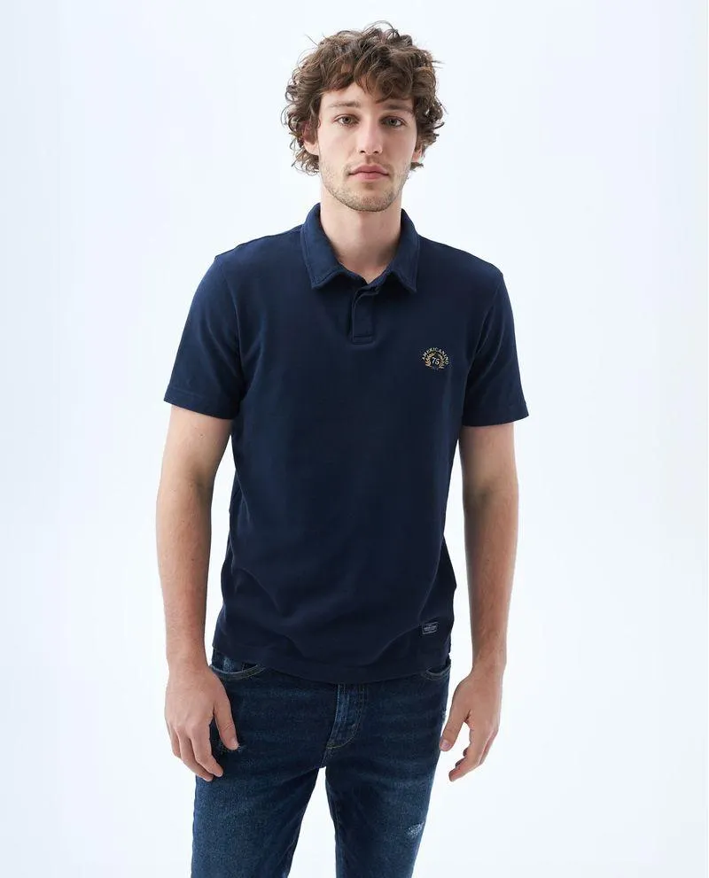 Polo con perilla de botones oculta para hombre
