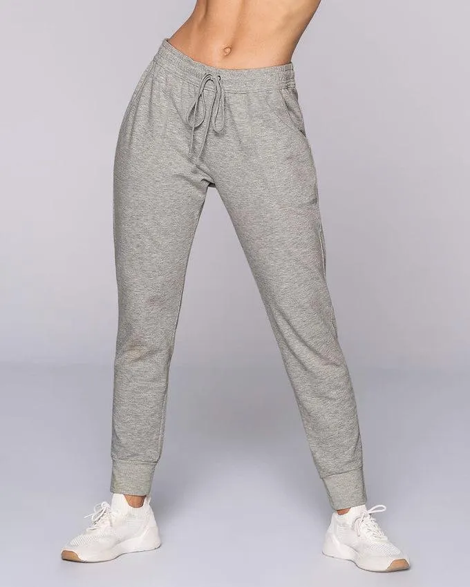 Jogger deportivo de silueta amplia con bolsillos