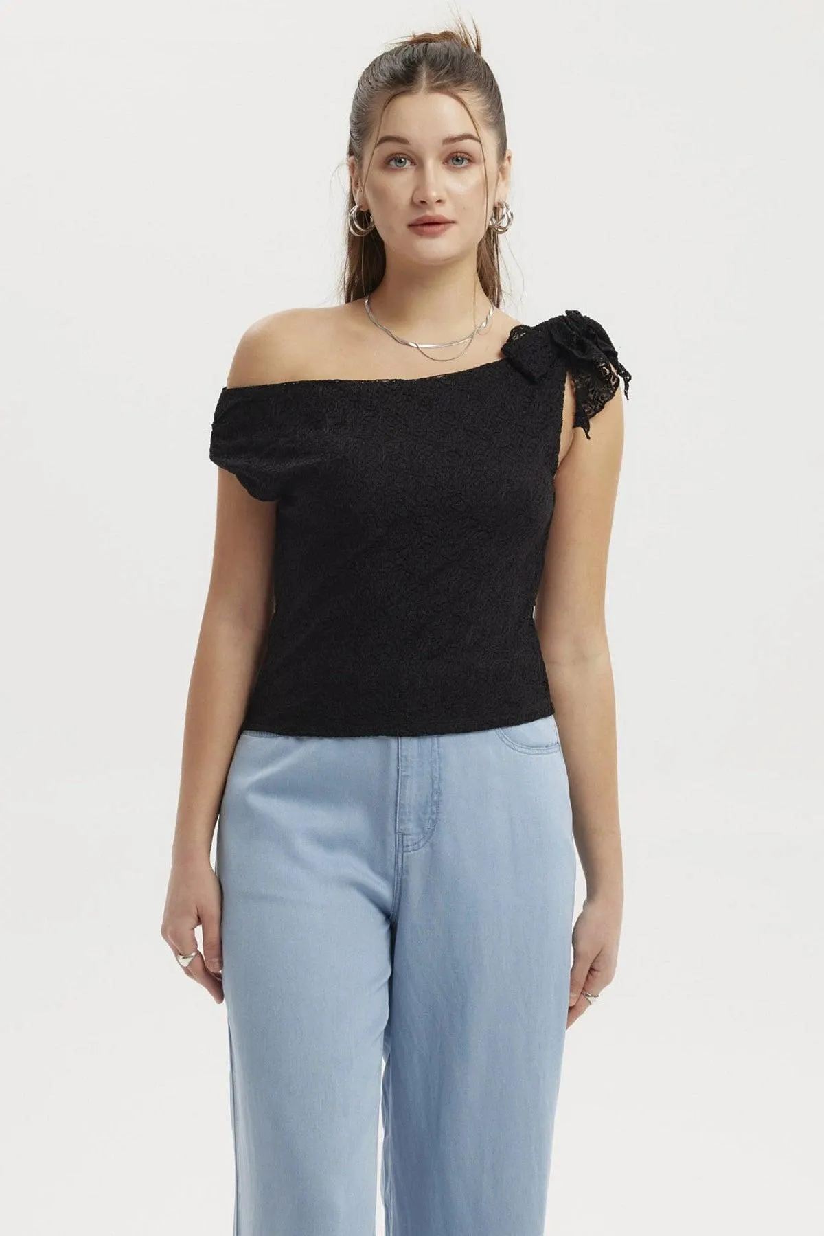 Polera Mujer Encaje Cuello Asimétrico Negro