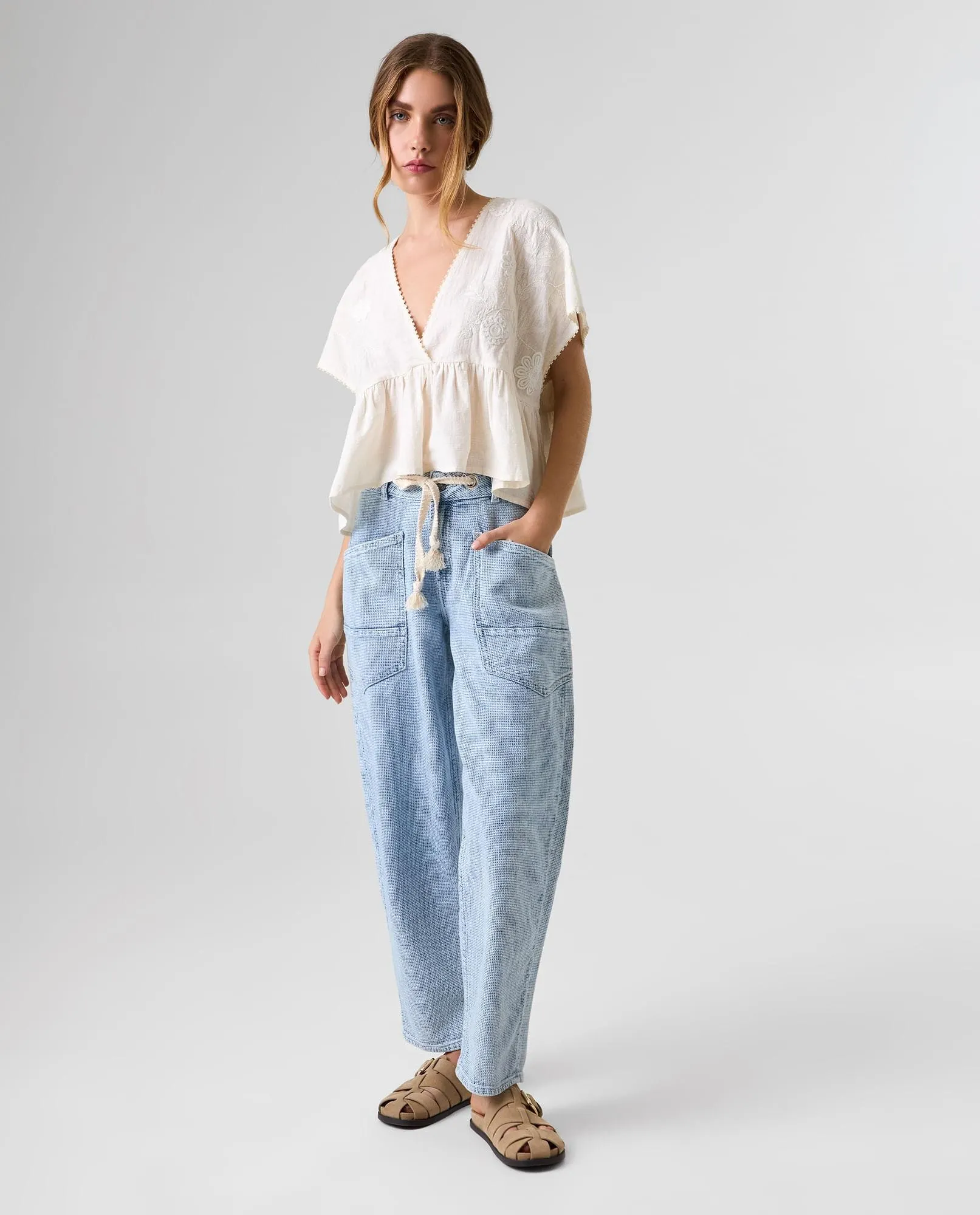 Camisa cuello en V con detalles bordados para mujer