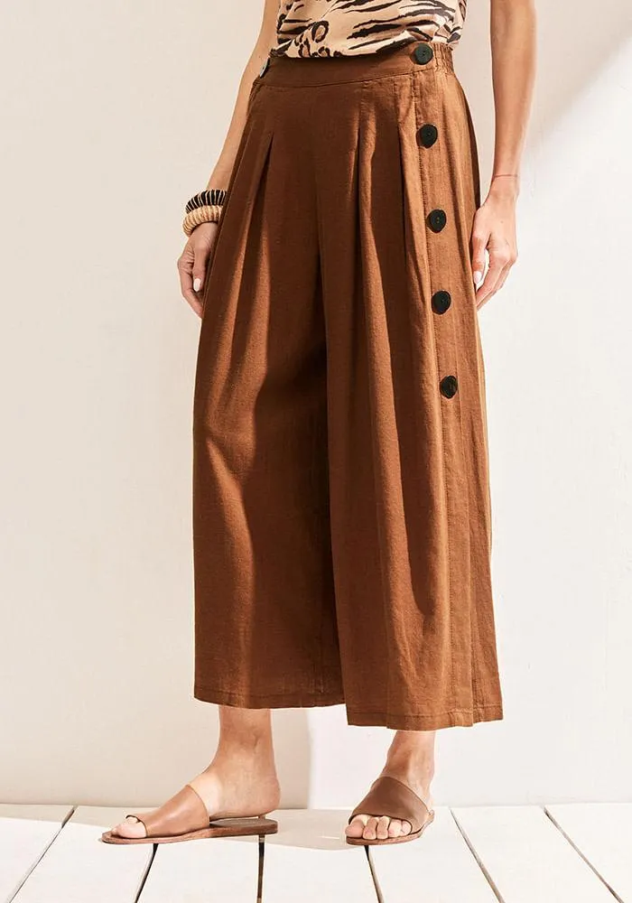 Pantalón Detalle Abotonadura Falsa En Los Costados.