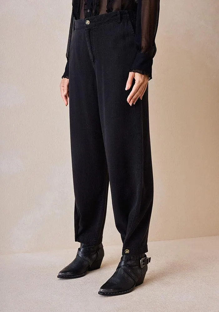 Pantalón Detalle En Botón En Ruedo