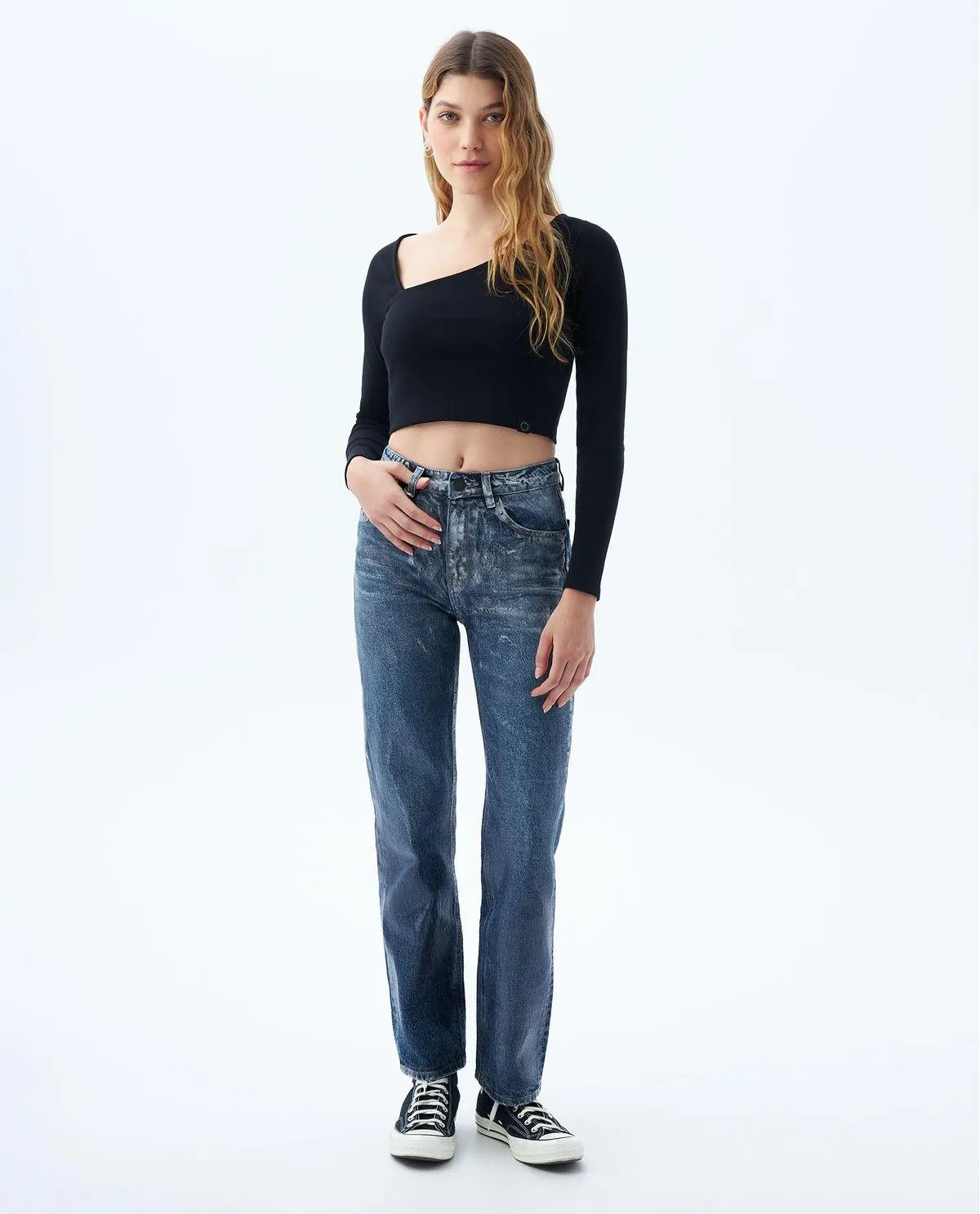 Crop top escote asimétrico para mujer