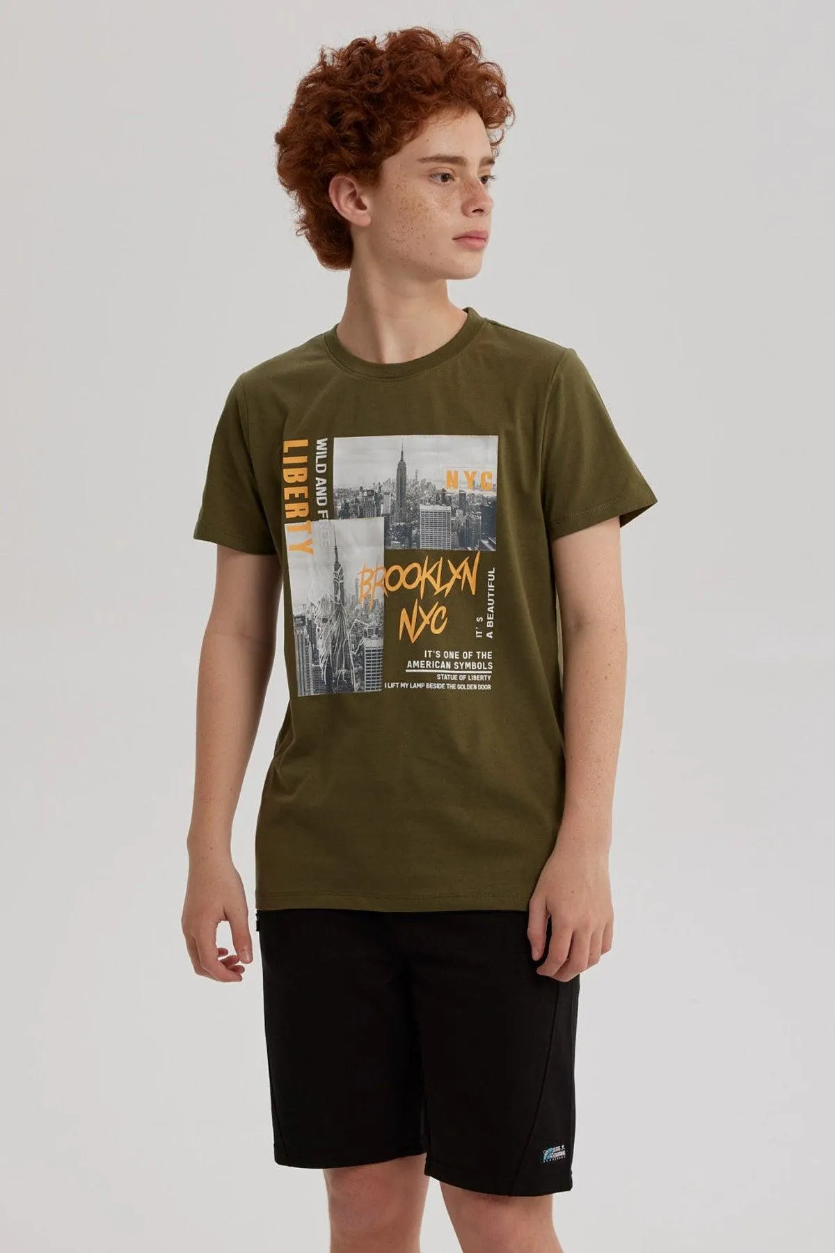Polera Niño Básica Estampada Verde Militar