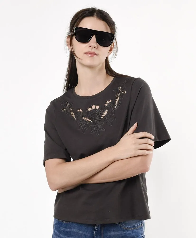 Polera mujer bordada y calada