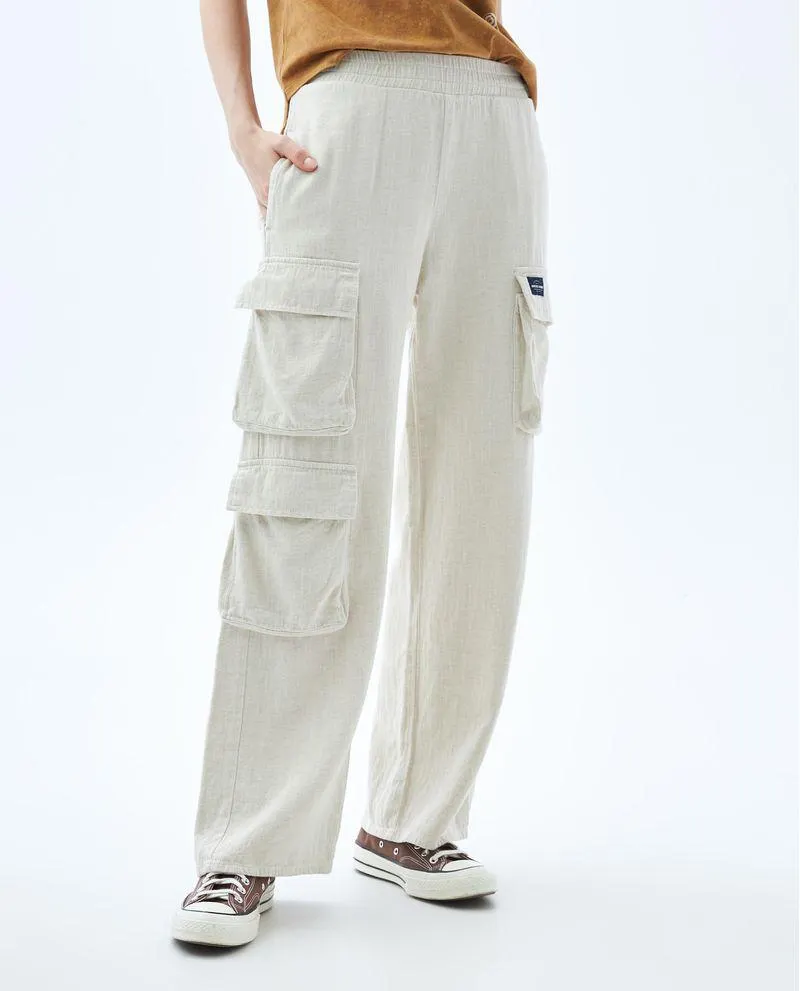 Pantalón con bolsillos tipo cargo para mujer