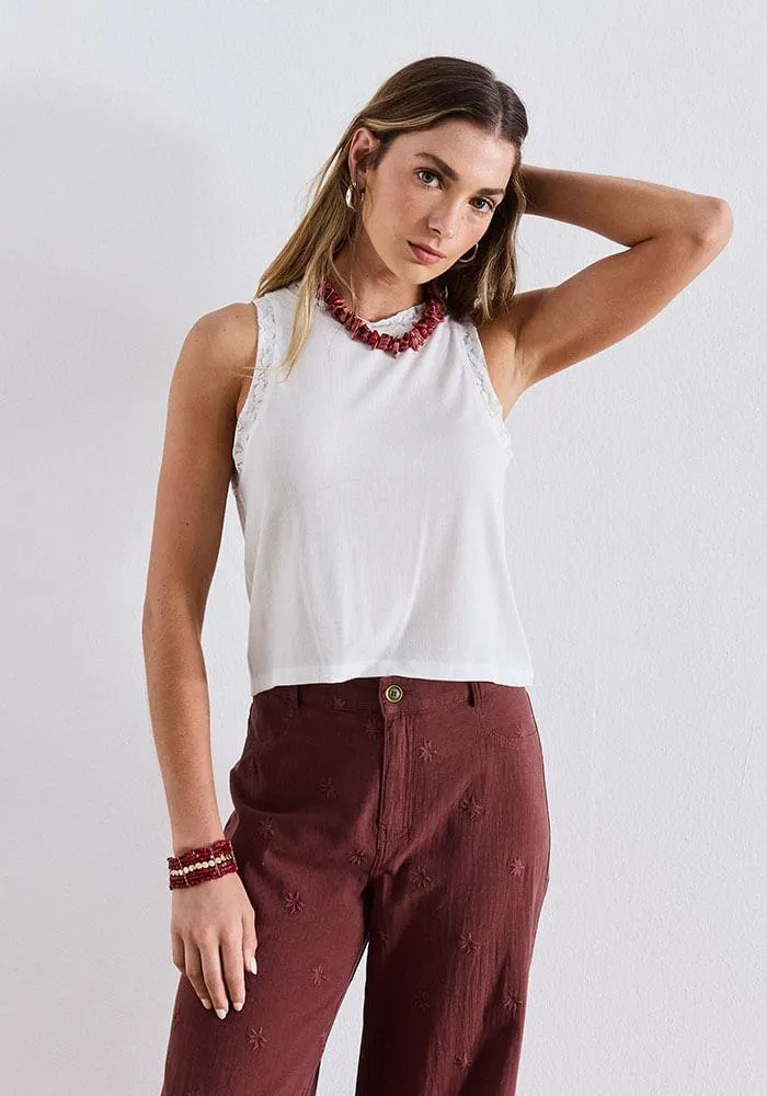 Polera tela acanalada con detalles en encaje