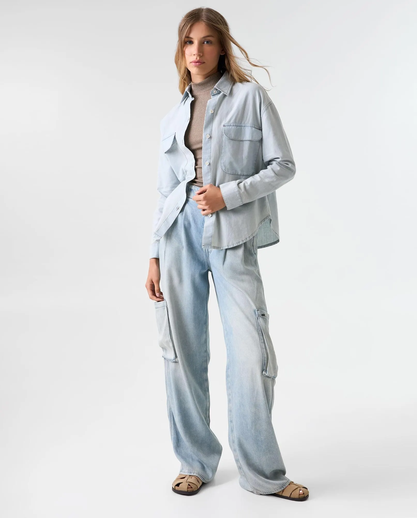 Camisa manga larga tono claro para mujer