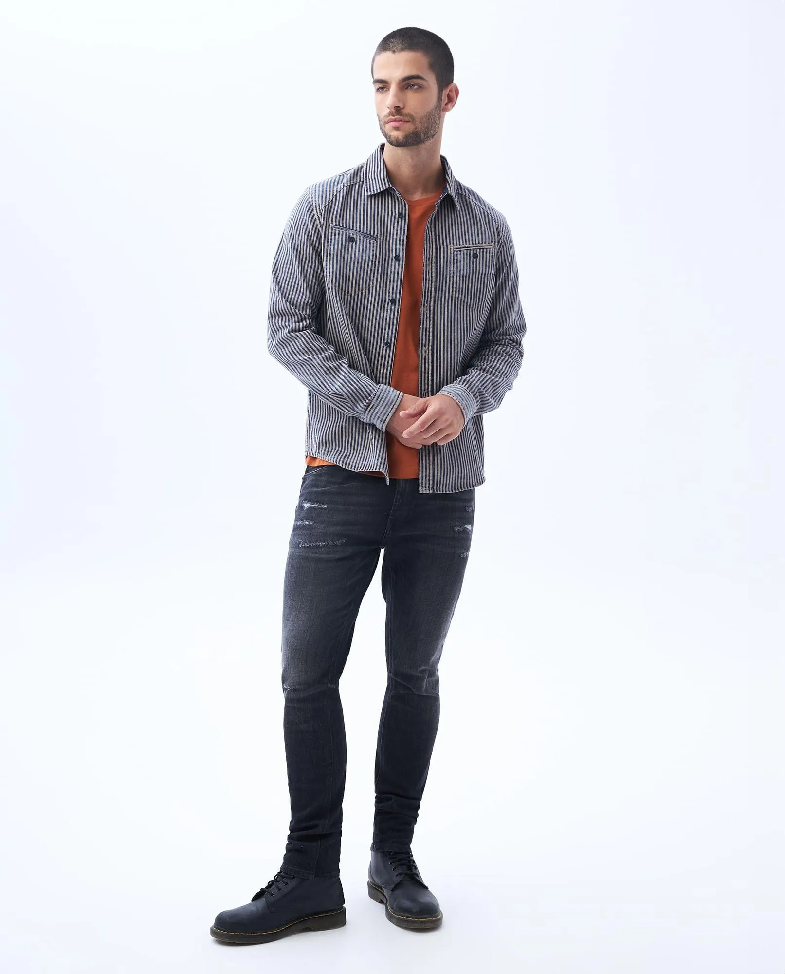 Jean Tapered fit tono negro para hombre