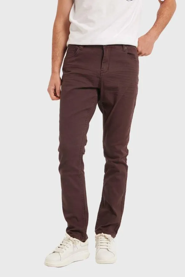 Jeans hombre slim color berenjena oscuro