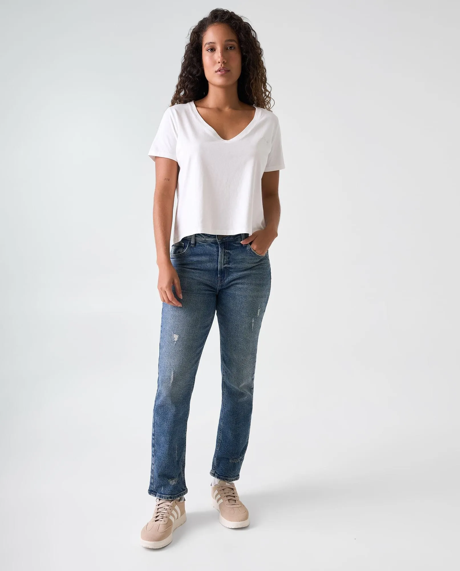 Camiseta con cuello en V para mujer