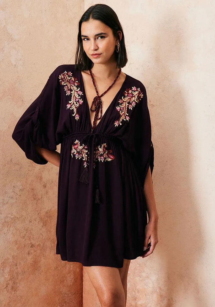 Vestido Bordado En Escote Y Corte