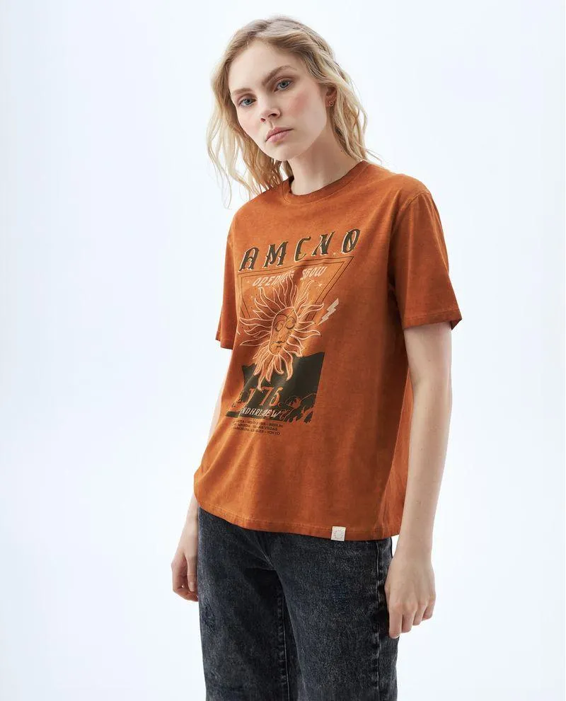 Camiseta estampada con desgaste para mujer