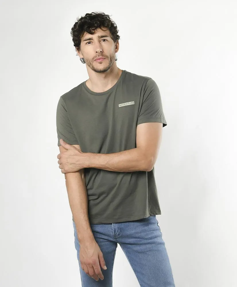 Polera hombre estampado adventure