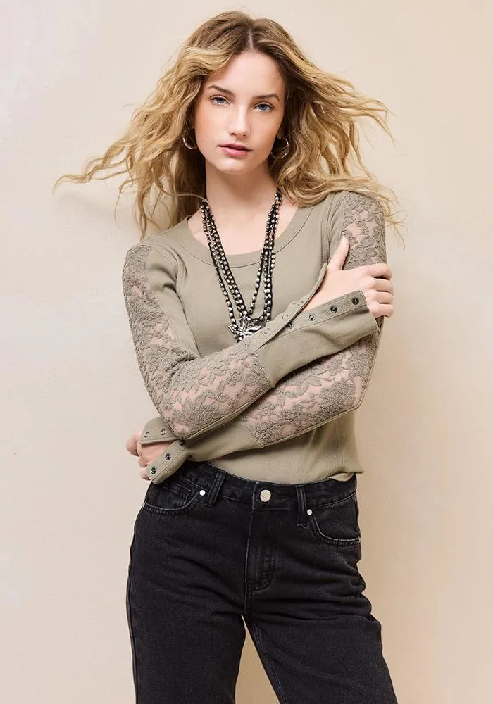 Polera de rib con mangas de encaje