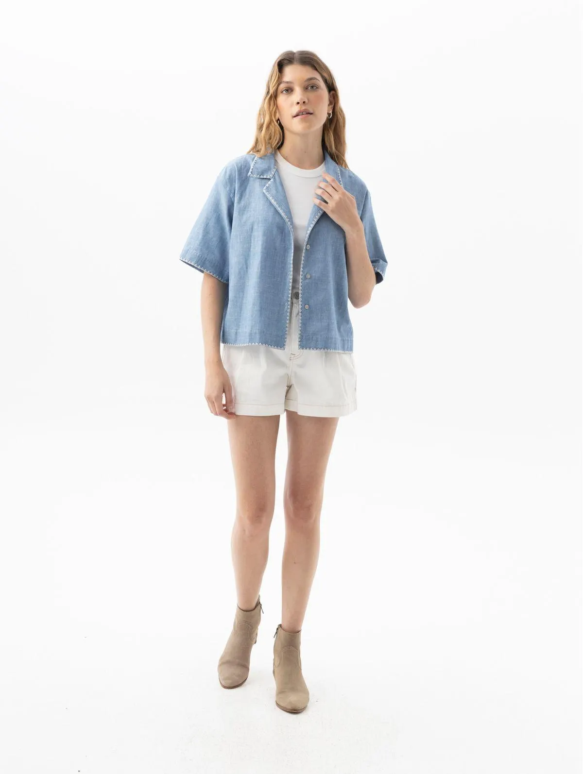 Camisa con manga corta bordada para mujer