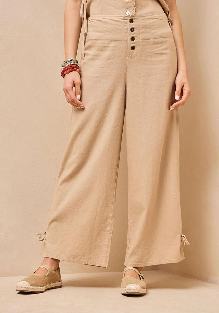 Pantalón botones en delantero y amarras en bota