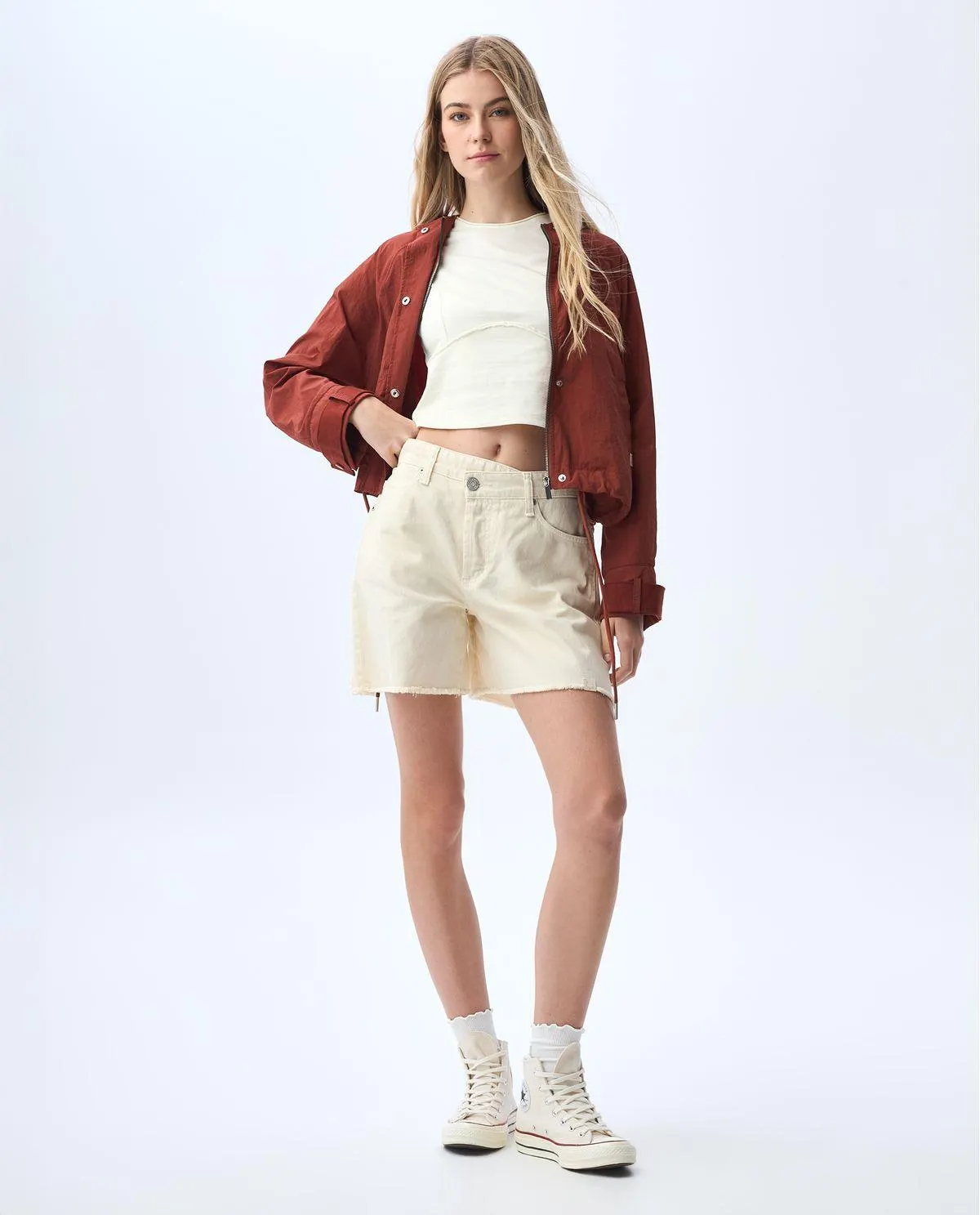 Camiseta crop con cortes para mujer