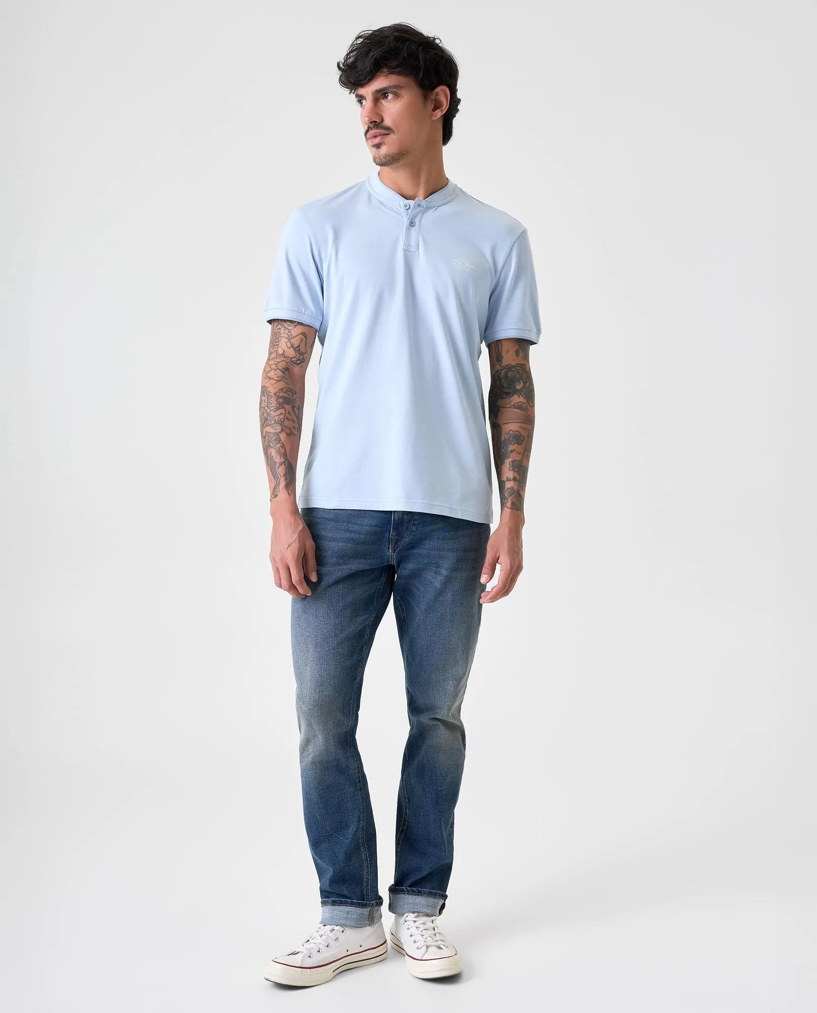 Polo cuello neru con bordado en punto corazón para hombre