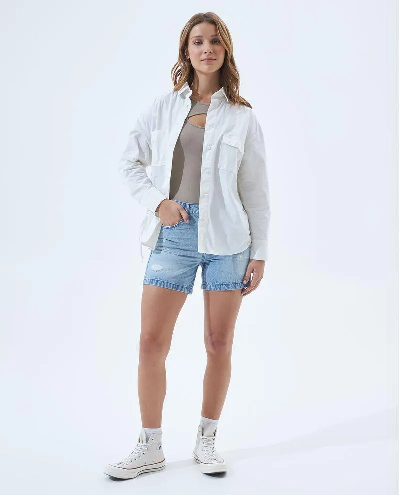 Camisa con bolsillos delanteros para mujer