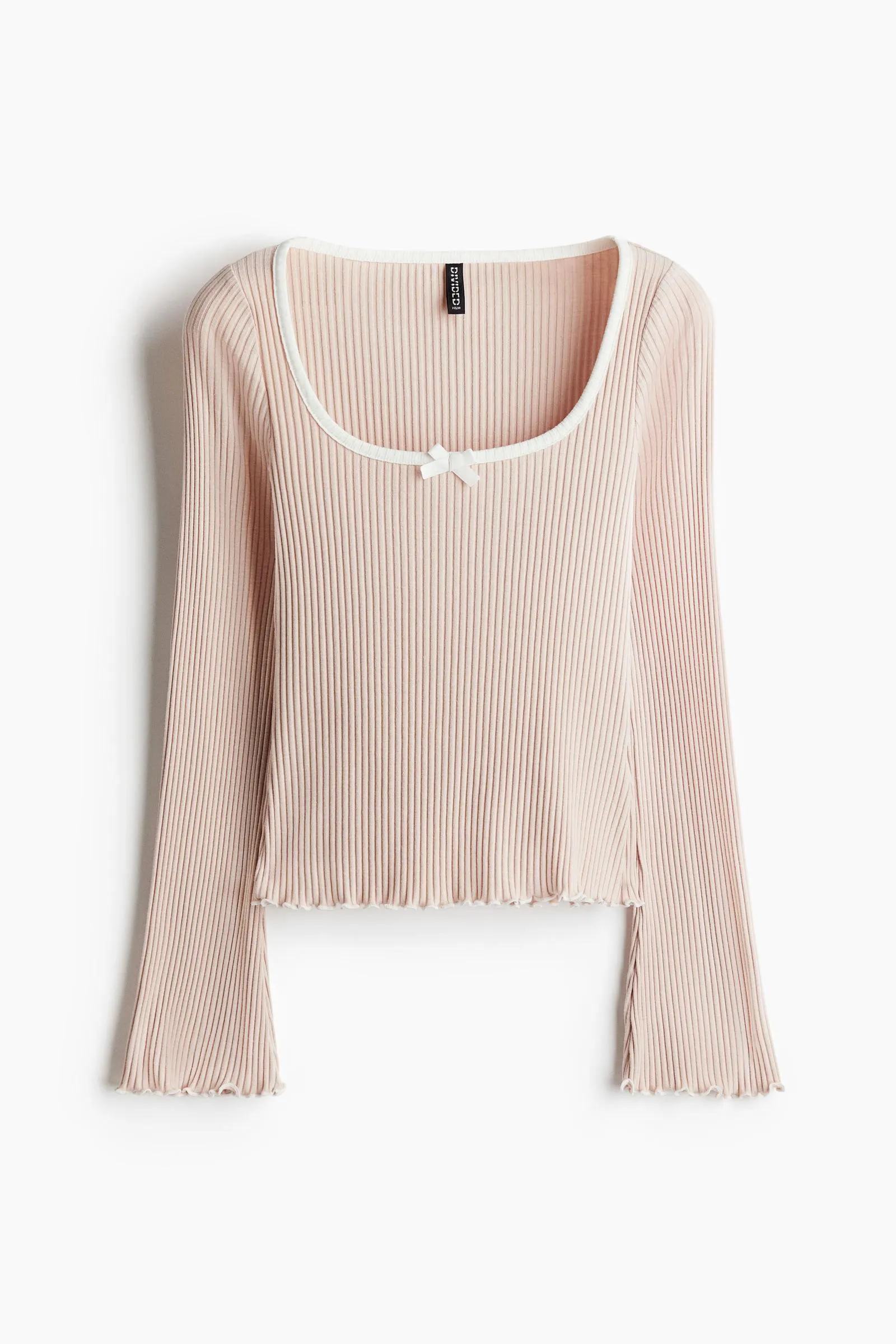 Polera acanalada con detalles sobrehilados